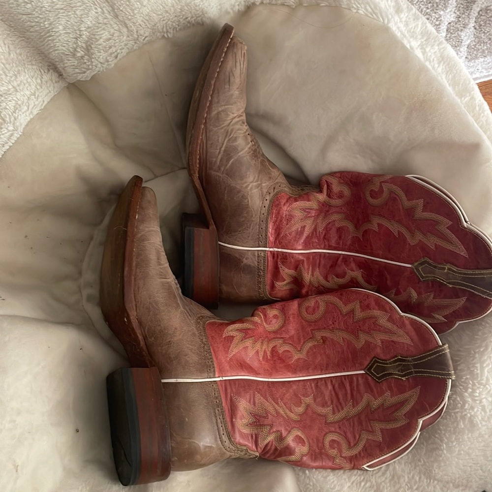 Size 9 Ariat Boots. Worn just a few times. Mostly just wear noticeable on sole.